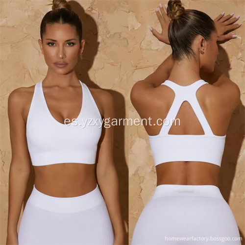 Deportes blancos con ropa de yoga